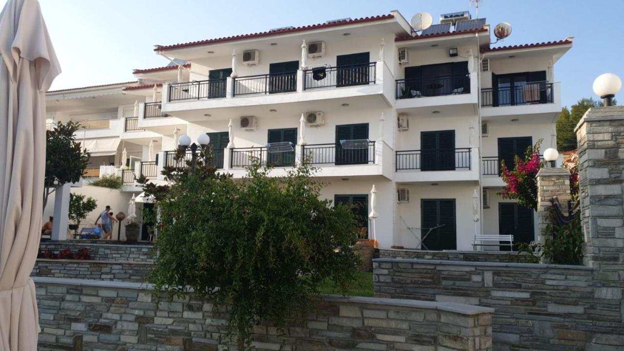 Pansion Alexandros By The Sea Aparthotel Néa Skióni Eksteriør bilde